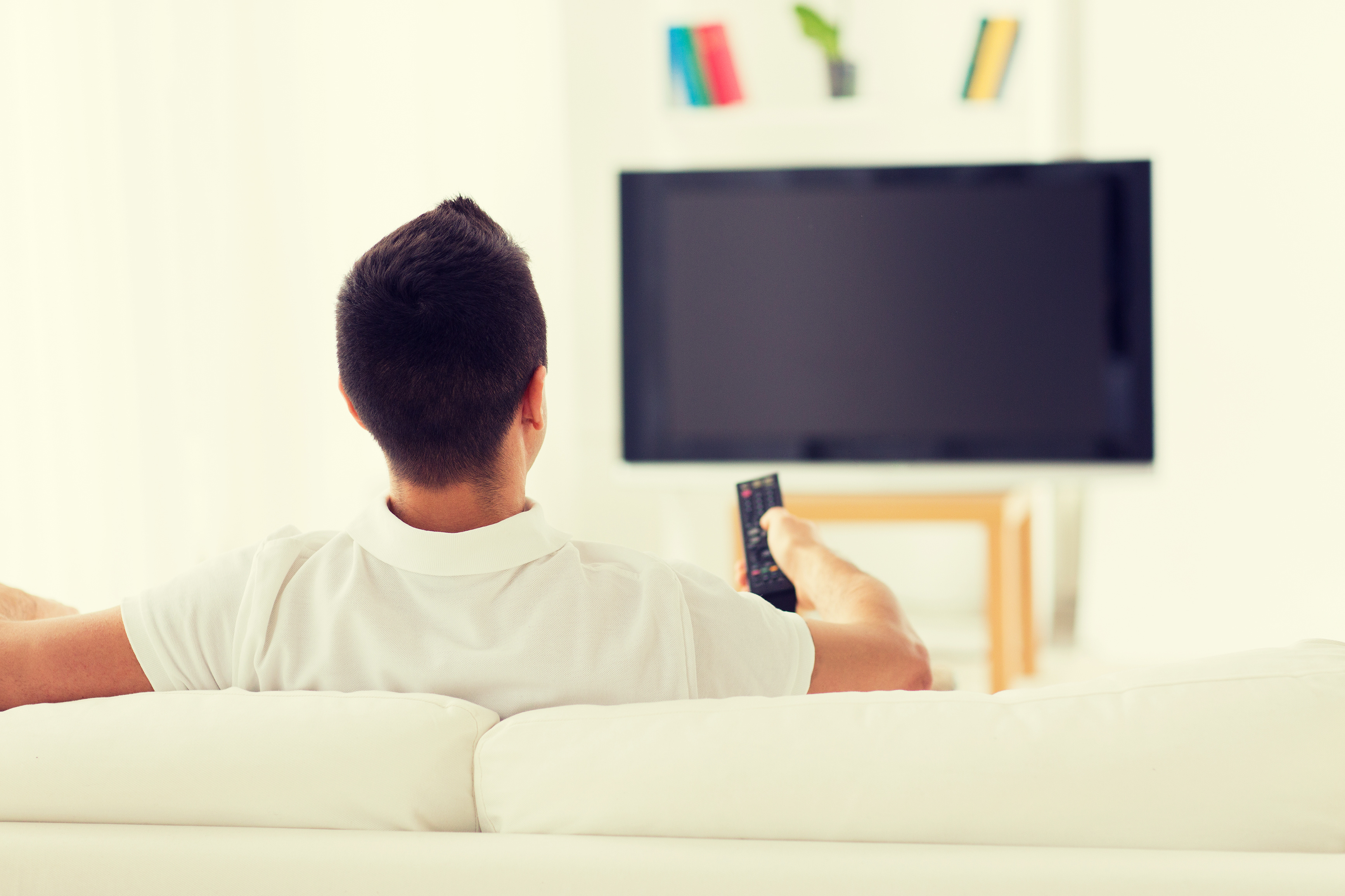Отключи просмотр телевизора. Человек перед телевизором. Мужчина перед телевизором. Сидит перед телевизором. Мужчина на диване перед телевизором.