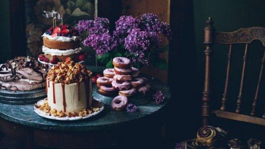 De kookboekschrijfster dekt ook de tafel met bloemen