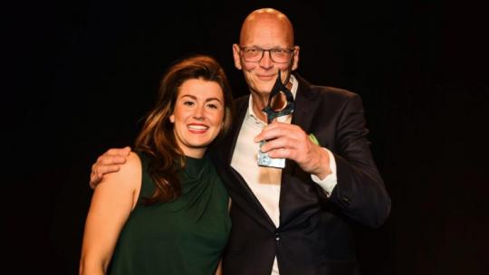 Sophia Weavers (l) Ruud Bijl van Bijl PR met de award