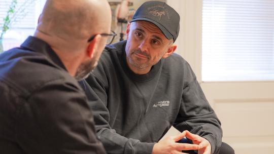 Gary Vaynerchuk (r) in gesprek met Jasper Mulder, Adformatie