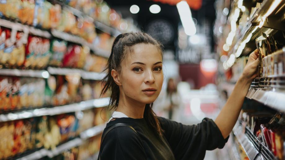 Vrouw is mystery shopper in supermarkt