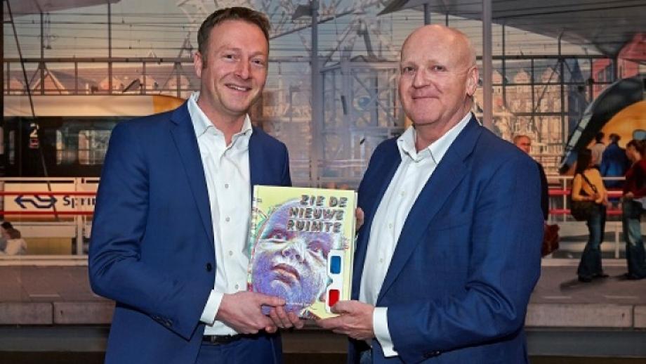 Foto overhandiging 1e ex. SAN Jaarboek 2017 door SAN bestuurslid Ron Schneider aan Ronald van den Hoff