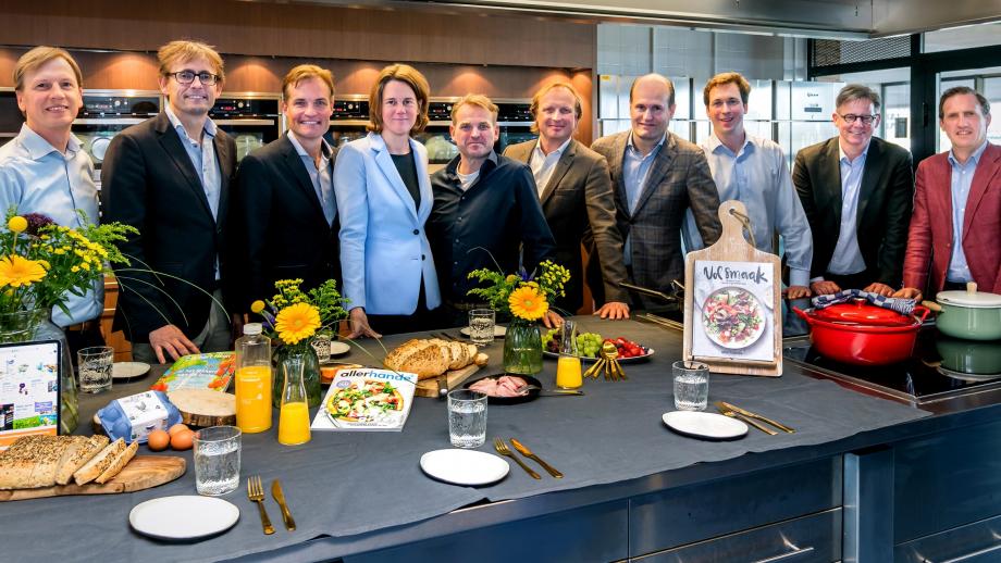 Foto: v.l.n.r.: Arnoud van Daalen, Marco van Grinsven, Nic Brassey, Marit van Egmond, Johan van der Zanden, Constantijn Ninck Blok, Rob Heesen, Philip Padberg, Hendrik Jan Roel, Henk van Harn. Niet op de foto: directeur winkels.