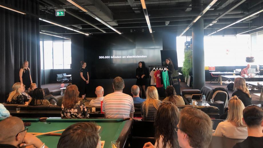 Studenten presenteren pitchen hun concept Kiku