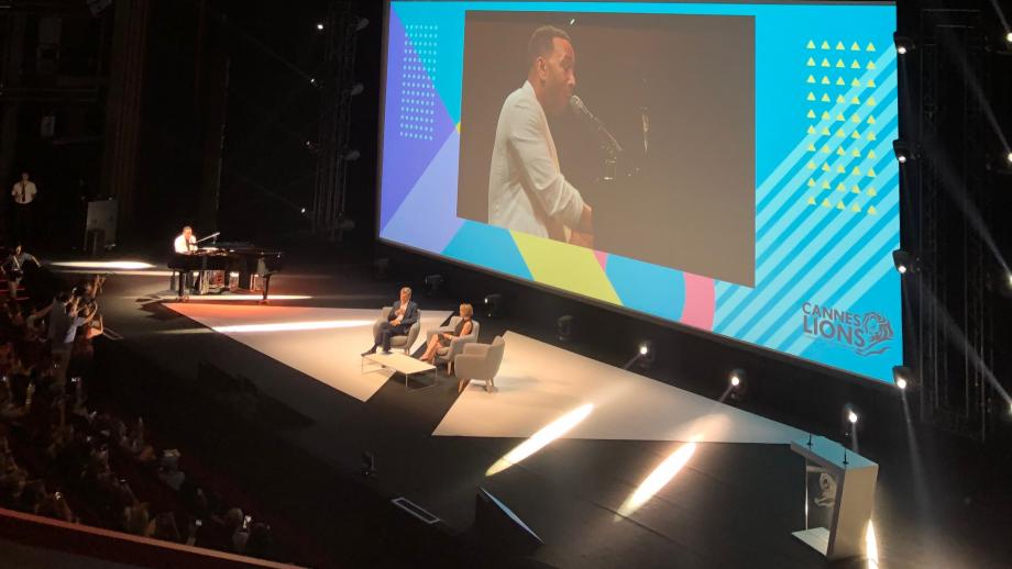 John Legend sloot het interview af met een mini-concert