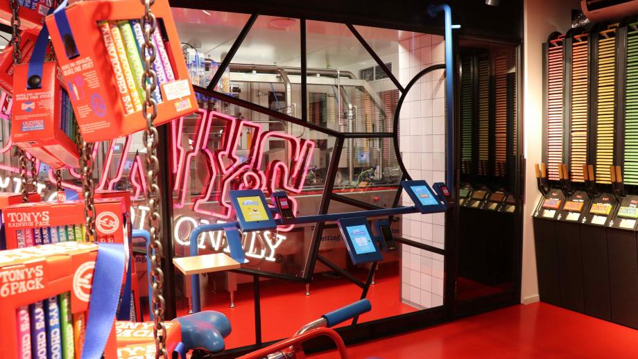 Super Store (waar ook de 'megamonster-super-chocomaat' staat