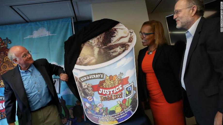 Ben & Jerry’s oprichters Ben Cohen (l) en Jerry Greenfield (r) onthullen Justice ReMix'd-ijs