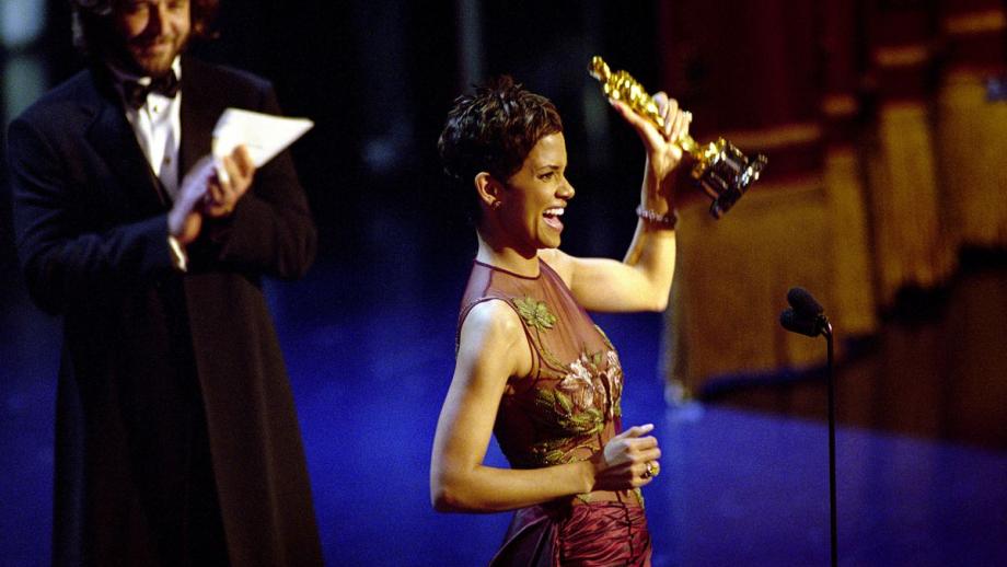 Halle Berry wint Oscar voor beste actrice voor haar rol in Monster's Ball in 2002