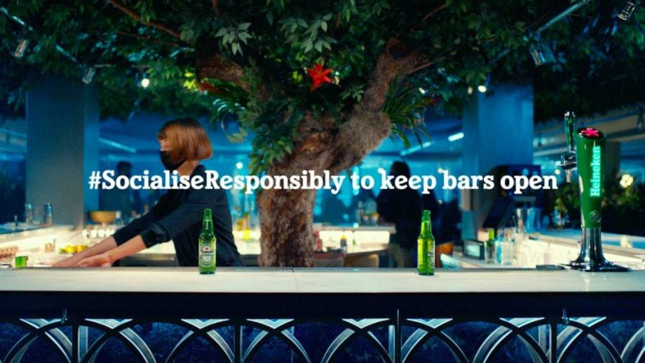 In ‘Back to the bars’-campagne claimt Heineken dat er maar één ding beter is dan een avond uit...