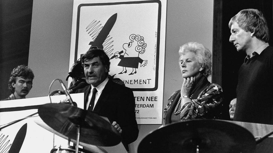 Ruud Lubbers spreekt demonstranten tegen kruisraketten toe in 1985. De meesten staan met de rug naar hem toe. 