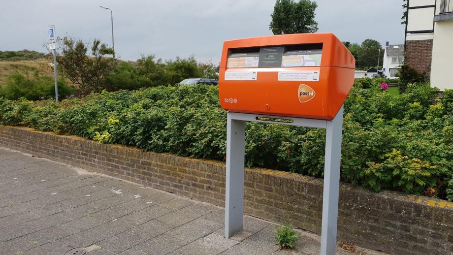 'Voor de jongere lezers onder ons: dat is zo’n papieren kaart die je in zo’n oranje brievenbus van PostNL op straat moet gooien'