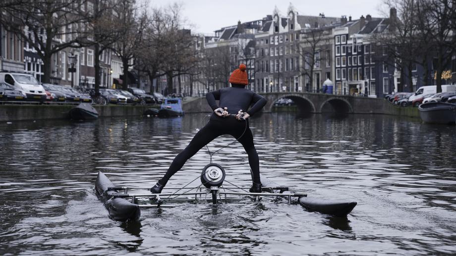 Kunstenaar Frankey, Natwerk, schaatst Keizersrace op Amsterdamse grachten