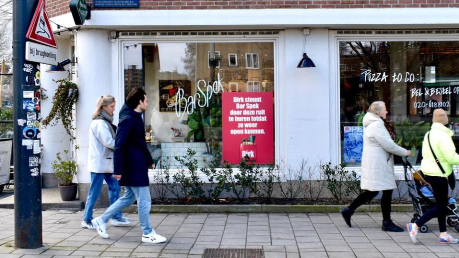 Dirk steunt bar Spek in Amsterdam en maakt en passant reclame voor zichzelf