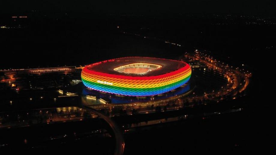 Zo zag de Allianz Arena er eerder uit in regenboogkleuren