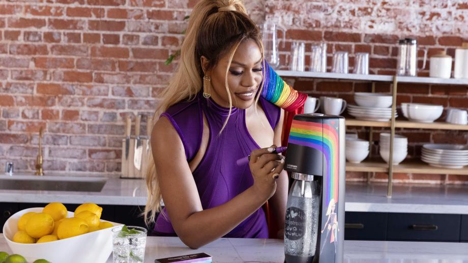 Actrice Laverne Cox schittert in LGBTQI+-commercial van Sodastream