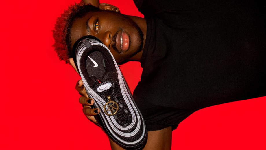 De 'duivelse' Nike sneaker met het bloed van Lil Nas X