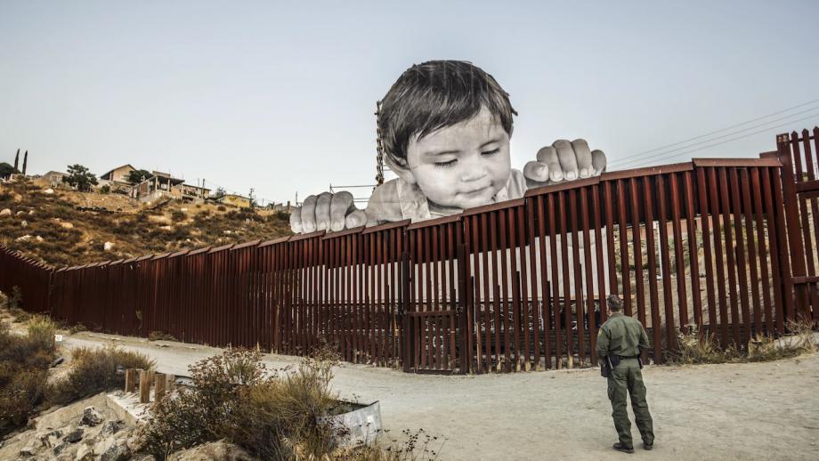 JR’s commentaar op de bouw van de grensmuur tussen de VS en Mexico