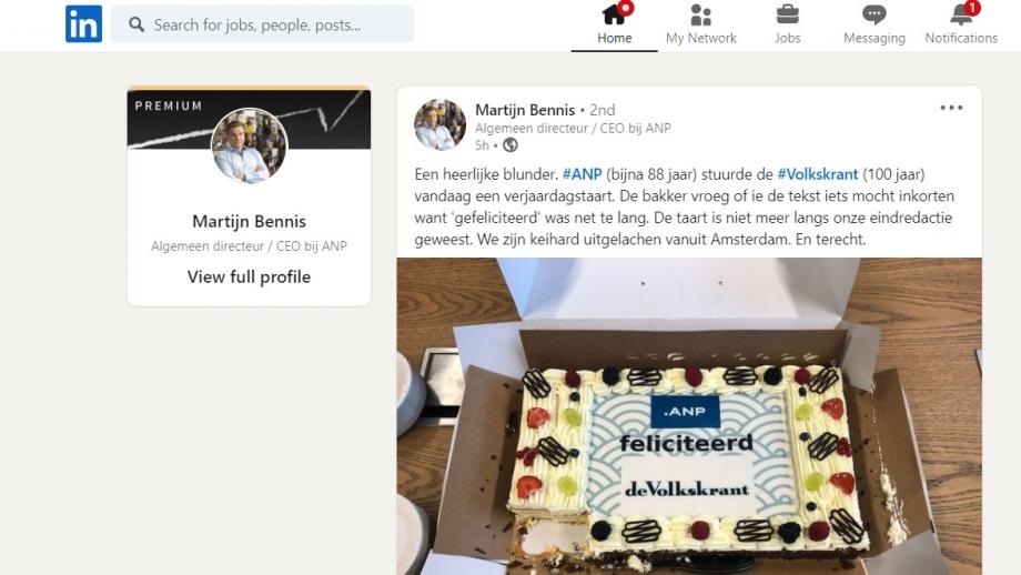 de LinkedIn-post van Bennis met de 'feliciteerd-taart'