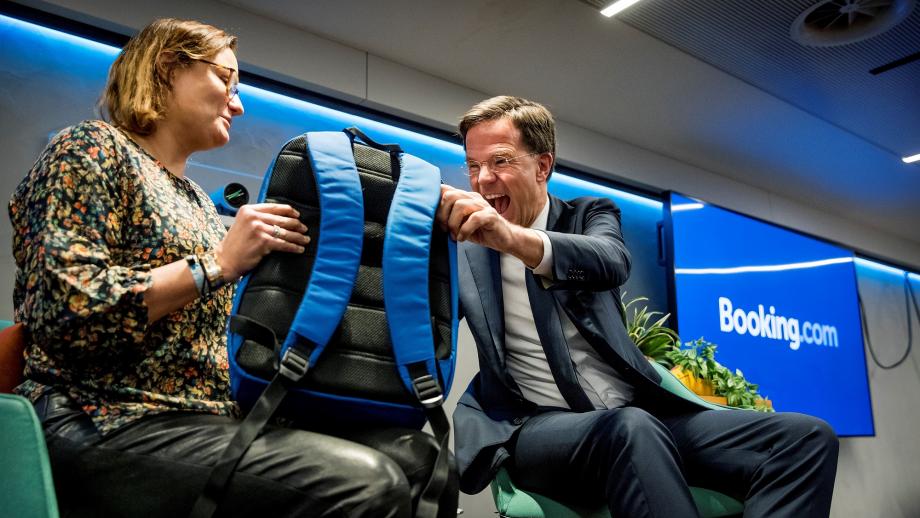 Toenmalig ceo Gillian Tans van Booking.com biedt Mark Rutte begin 2019 een rugzak aan tijdens een bezoek