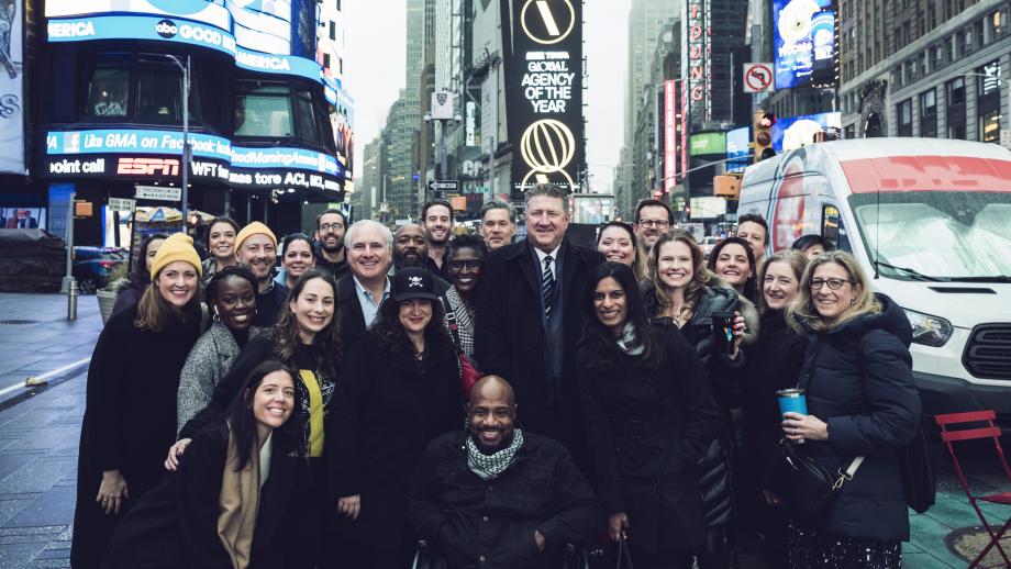 Het TBWA team in New York op Times Square met onder andere Troy Ruhanen en Anaka Kobzev