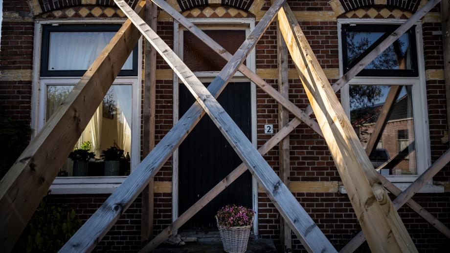 Beschadigd huis in Overschild na aardbeving Groningen 