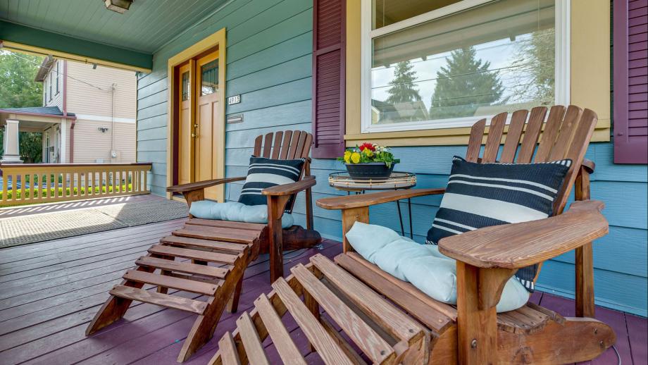Twee Adirondack stoelen op een veranda in Portland