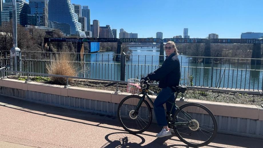 Amanda Boomstra op de fiets in Austin
