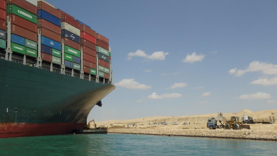 Werkzaamheden bij het schip geven een idee van de enorme klus