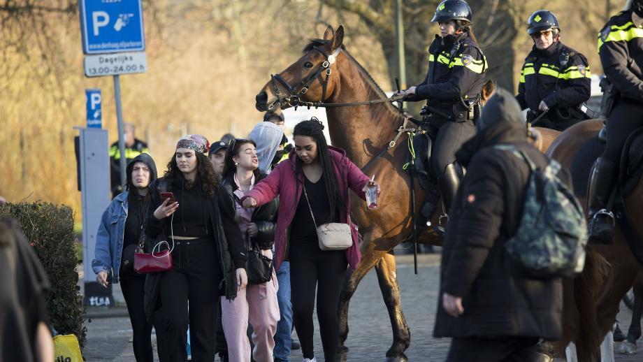 Politie ontruimt Westbroekpark in Den Haag waar jongeren hadden afgesproken