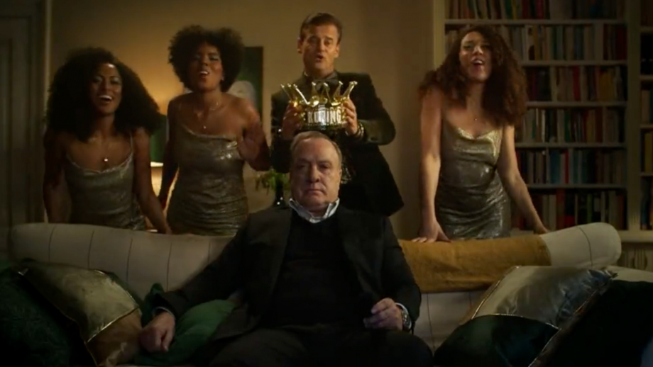 Vandaag Inside-presentator Wilfred Genee kroont Koning Toto in commercial