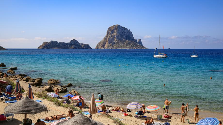 Cala D'Hort met uitzicht op de mysterieuze rots Es Vedra