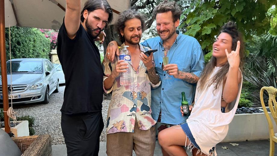 Gijs Determeijer (2e van rechts) viert feest met zijn team in Cannes