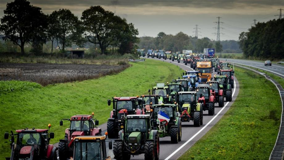 Boeren oefenen alvast hoe het is om iedere dag in de file naar je werk te gaan