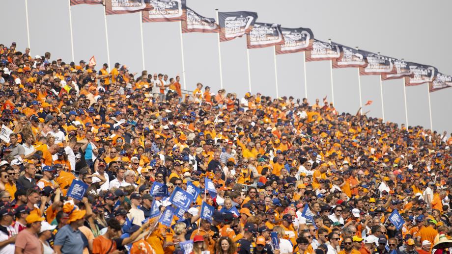 Volle tribunes, 105 duizend toeschouwers zowel bij kwalificatietraining als de GP zelf