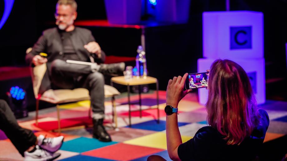 Bert Hagendoorn op het podium tijdens CreatievNL Live op Dutch Design Week