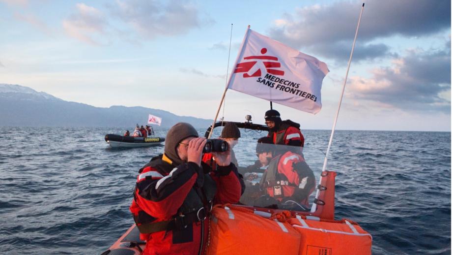  Artsen zonder Grenzen en Greenpeace samen met een reddingsboot op zee