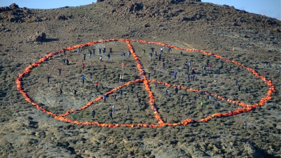 Nieuwsjaarsdag 2016 maakten vrijwilligers een peace-sign van 3000 reddingsvesten