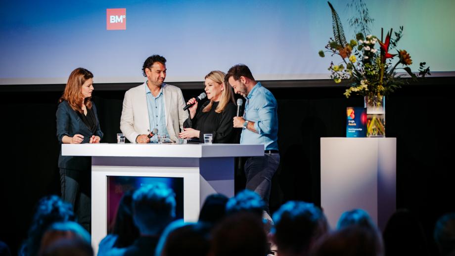 Tina Nijkamp aan het woord, met geheel links debatleider Merel Westrik naast Branco Scherer van Bindinc. Rechts Peter van der Vorst