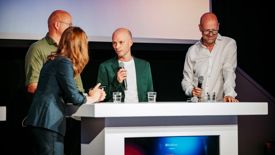 Marco Zwaneveld, head of sports bij Viaplay aan het woord, links staat half zichtbaar Peter Lubbers, ceo Banijay Benelux. Rechts Remon Buter GroupM
