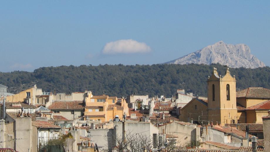 Aix-en-Provence met de Montagne Sainte-Victoire op de achtergrond
