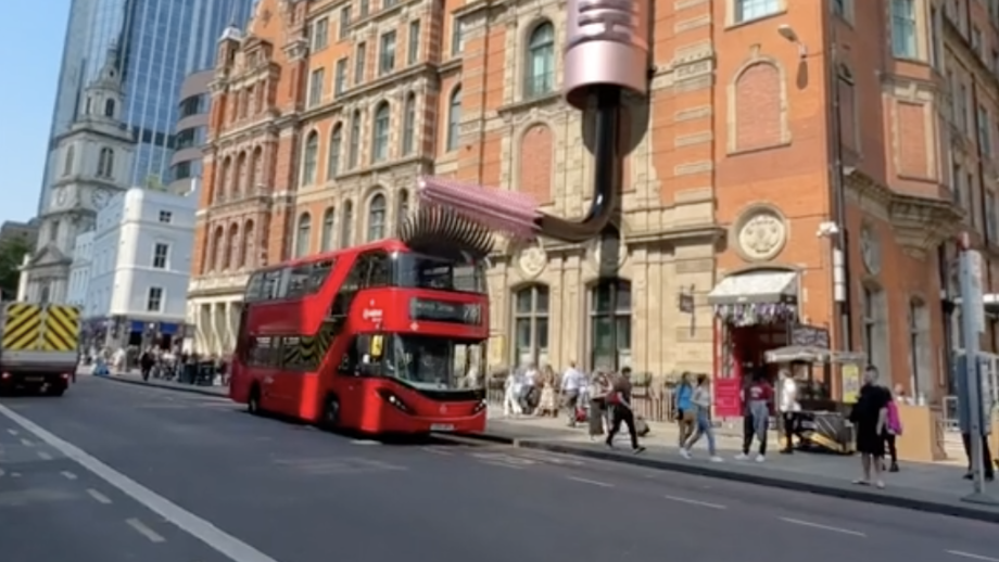 Londense dubbeldekker bus met wimpers die mascara opgedaan krijgt
