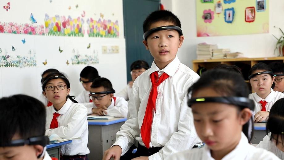 Een dystopische ‘toekomst’ in China, kinderen met een EEG-headset op
