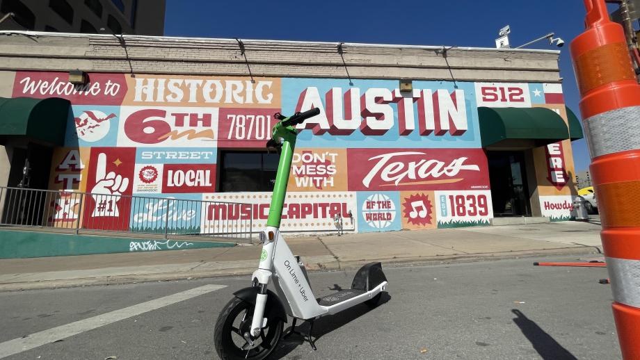  Foto 1: de iconische mural van Austin met m'n elektrische stepje erbij; ready, set, let's go!