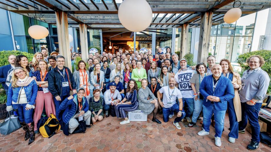 De groepsfoto van de gezamenlijke missie van CreativeNL & New Dutch Wave, met o.a. missieleider Barbera Wolfensberger en staatssecretaris van Digitalisering Alexandra van Huffelen in het midden