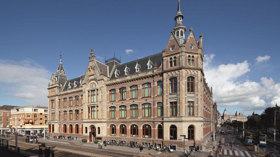 Het hotel op de hoek van de Van Baerlestraat en de Paulus Potterstraat