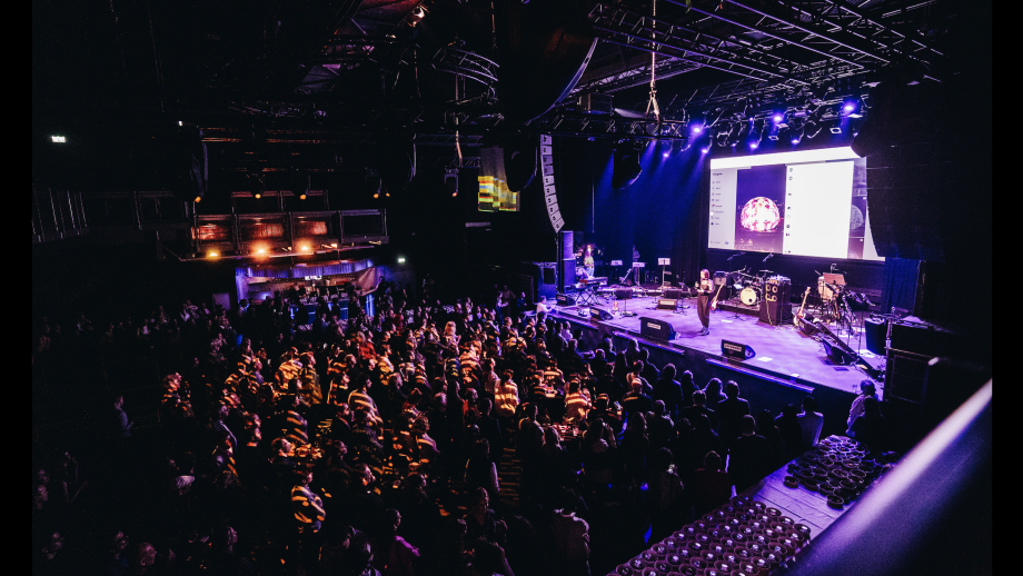 Het Immersive Creative Industry (walking) Dinner vond plaats in de grote zaal van de Effenaar