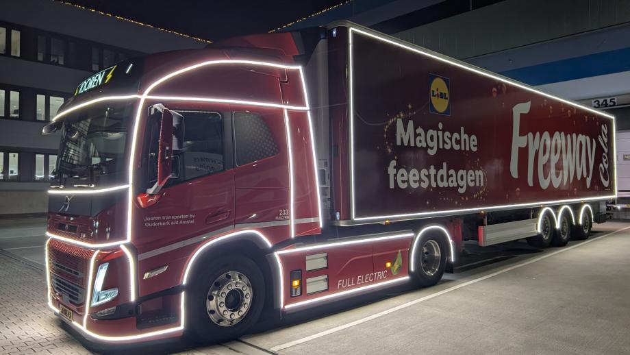 De kersttruck aan het docking station van het DC