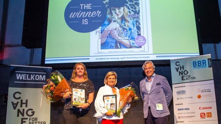 Beeldbijschrift: (vlnr) De winnaars van de Oeuvreprijs – Esther Rodenburg van Intratuin – en de Folder Vakprijs 2018 – Mieke van Deursen van Shoeby – en juryvoorzitter Charles Borremans.