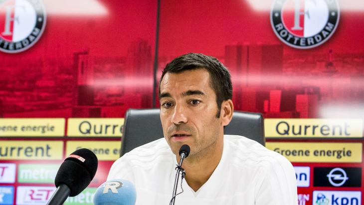 Feyenoord-trainer Giovanni van Bronckhorst tijdens een persconferentie.