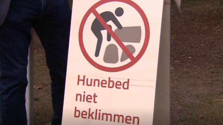 Het bordje niet op de hunebed klimmen